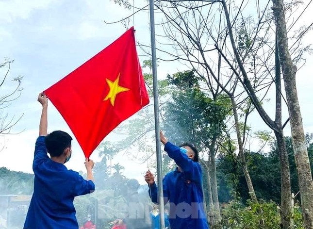 Những tuyến đường cờ thanh niên rợp sắc cờ đỏ sao vàng ảnh 4