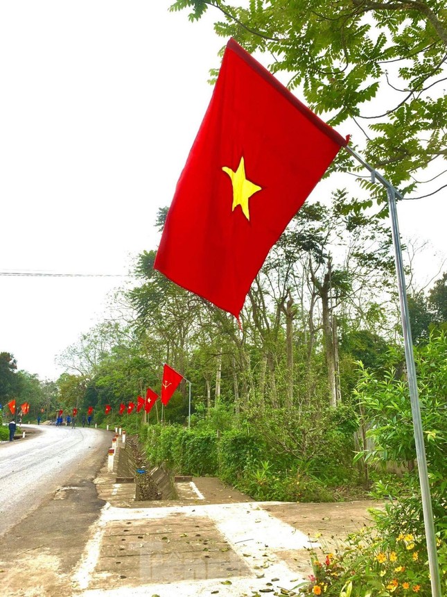 Những tuyến đường cờ thanh niên rợp sắc cờ đỏ sao vàng ảnh 5