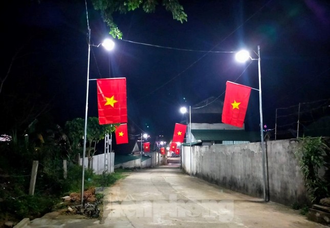 Những tuyến đường cờ thanh niên rợp sắc cờ đỏ sao vàng ảnh 11