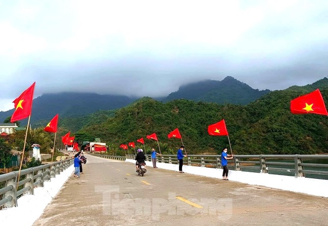 Những tuyến đường cờ thanh niên rợp sắc cờ đỏ sao vàng ảnh 2
