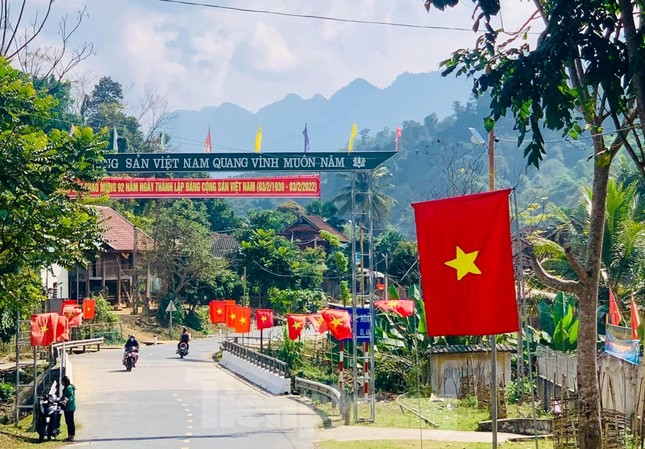 Những tuyến đường cờ thanh niên rợp sắc cờ đỏ sao vàng ảnh 3