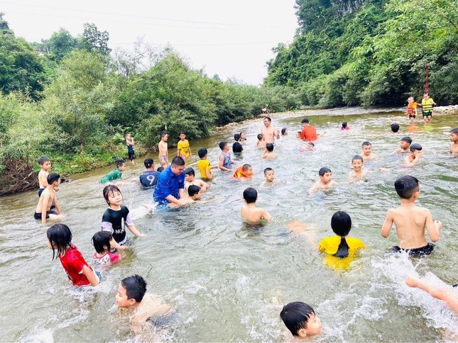 'Thầy giáo áo xanh' dạy bơi miễn phí cho trẻ miền núi ảnh 8