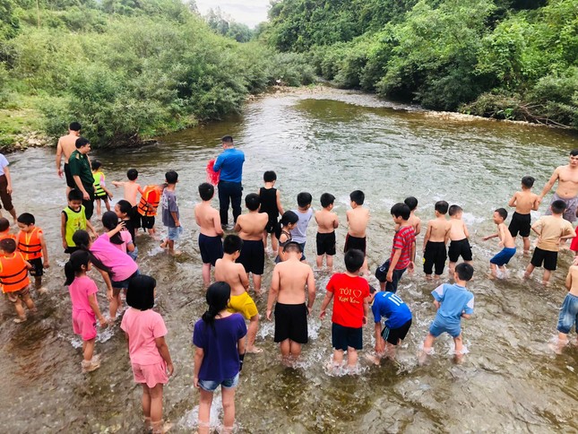 'Thầy giáo áo xanh' dạy bơi miễn phí cho trẻ miền núi ảnh 7