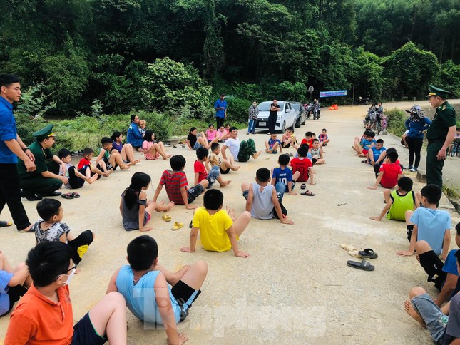 'Thầy giáo áo xanh' dạy bơi miễn phí cho trẻ miền núi ảnh 4