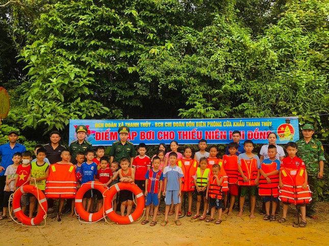 'Thầy giáo áo xanh' dạy bơi miễn phí cho trẻ miền núi ảnh 1