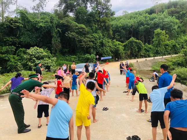'Thầy giáo áo xanh' dạy bơi miễn phí cho trẻ miền núi ảnh 3