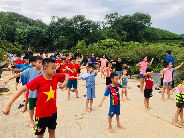 'Thầy giáo áo xanh' dạy bơi miễn phí cho trẻ miền núi ảnh 6