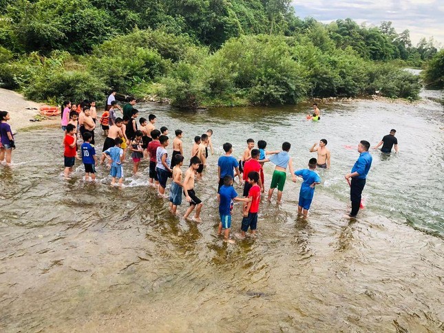 'Thầy giáo áo xanh' dạy bơi miễn phí cho trẻ miền núi ảnh 5