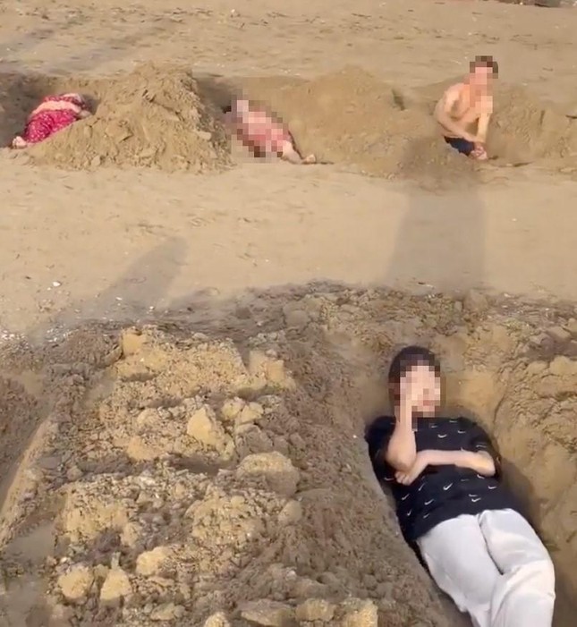 Xôn xao nhóm du khách ở biển Cửa Lò đào hàng chục hố cát giống huyệt mộ rồi vùi mình ảnh 2