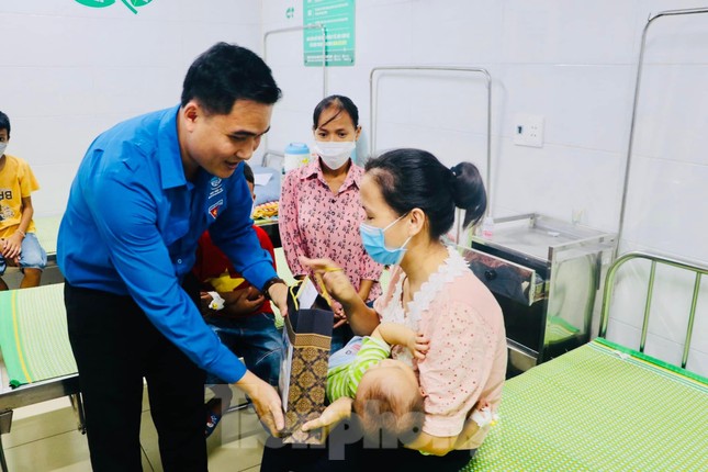 Tuổi trẻ Nghệ An vui Trung thu ấm áp cho thiếu nhi ảnh 1