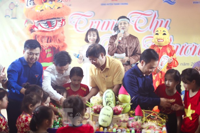 Mang Trung thu yêu thương đến thiếu nhi vùng tái định cư ảnh 8