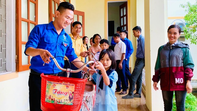 Mang Trung thu yêu thương đến thiếu nhi vùng tái định cư ảnh 11