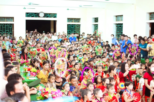 Mang Trung thu yêu thương đến thiếu nhi vùng tái định cư ảnh 1