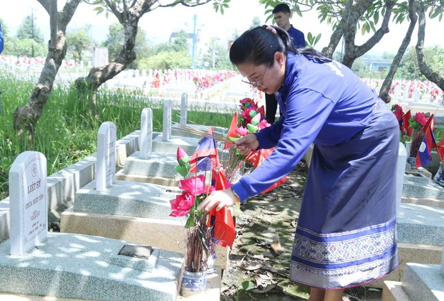 Tuổi trẻ Việt Nam - Lào dâng hương tưởng niệm Chủ tịch Hồ Chí Minh và các anh hùng, liệt sĩ ảnh 14