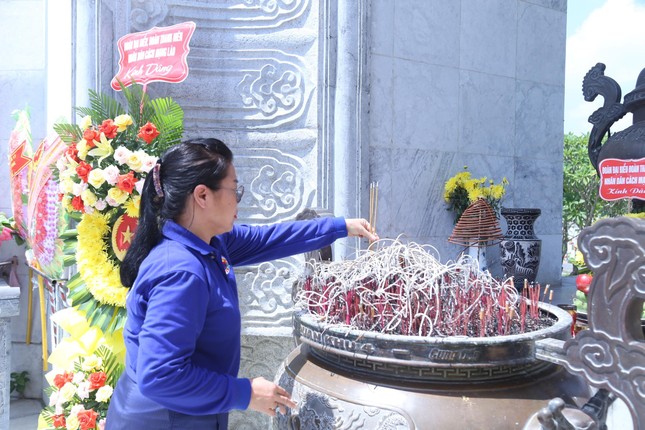 Tuổi trẻ Việt Nam - Lào dâng hương tưởng niệm Chủ tịch Hồ Chí Minh và các anh hùng, liệt sĩ ảnh 13