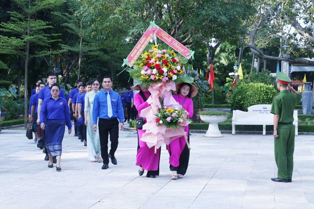 Tuổi trẻ Việt Nam - Lào dâng hương tưởng niệm Chủ tịch Hồ Chí Minh và các anh hùng, liệt sĩ ảnh 1