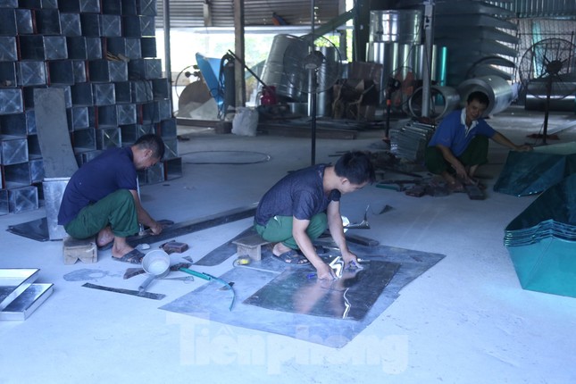 Làng gò thuyền tôn tất bật những ngày mưa lũ ảnh 3