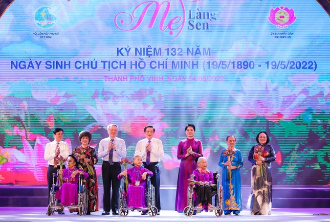 Sâu lắng chương trình nghệ thuật 'Người mẹ làng Sen' ảnh 5