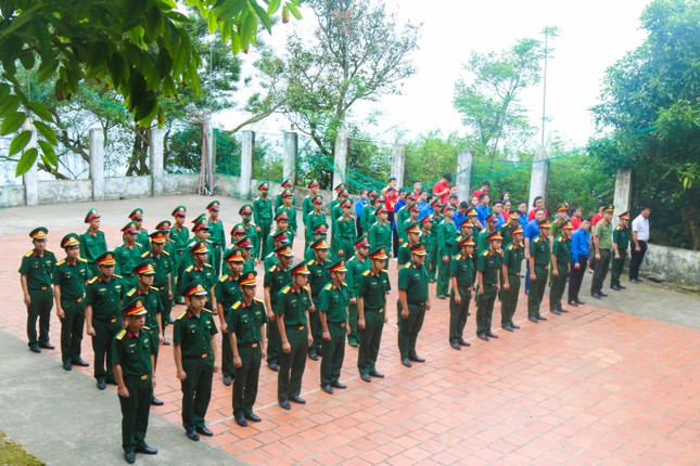 Linh thiêng lễ chào cờ nơi đảo tiền tiêu ảnh 1
