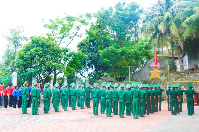 Linh thiêng lễ chào cờ nơi đảo tiền tiêu ảnh 2