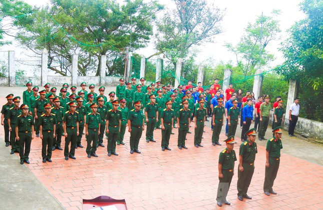 Linh thiêng lễ chào cờ nơi đảo tiền tiêu ảnh 4