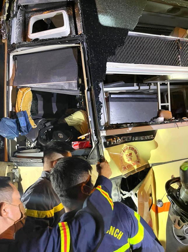 Xe khách tông xe bồn, tài xế tử vong kẹt trong cabin, 19 người bị thương ảnh 2