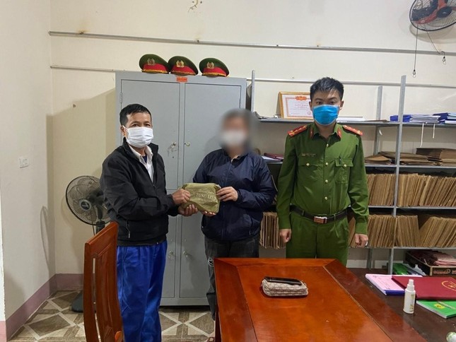 Cụ ông nhặt được 19 chỉ vàng phát loa tìm người đánh rơi ảnh 1