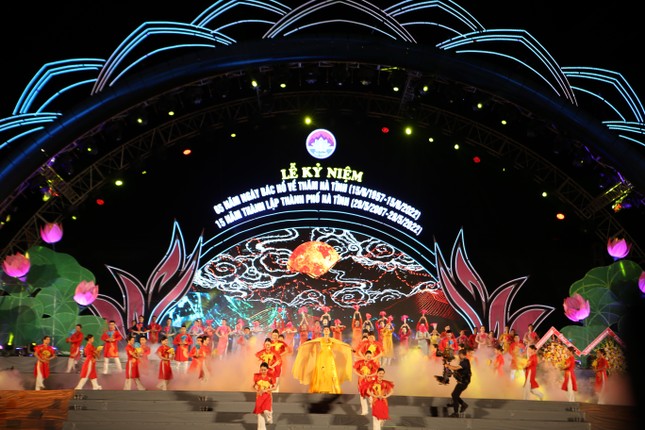 Long trọng kỷ niệm 65 năm Ngày Bác Hồ về thăm Hà Tĩnh và 15 năm thành lập TP Hà Tĩnh