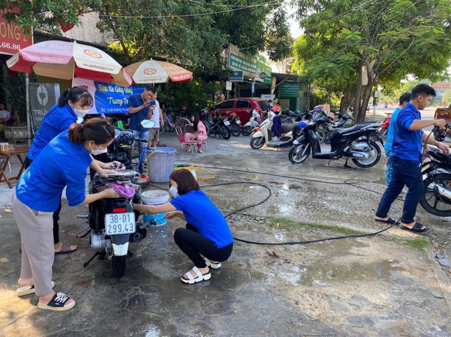Bạn trẻ Hà Tĩnh rửa xe gây quỹ Trung thu cho trẻ em nghèo ảnh 6
