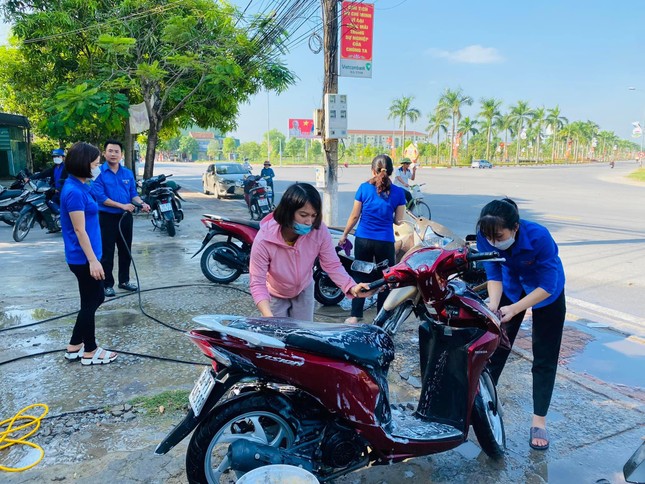 Bạn trẻ Hà Tĩnh rửa xe gây quỹ Trung thu cho trẻ em nghèo ảnh 3