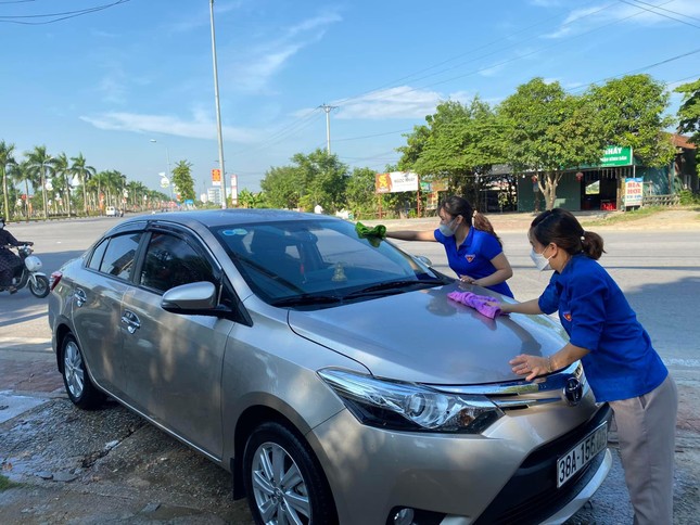 Bạn trẻ Hà Tĩnh rửa xe gây quỹ Trung thu cho trẻ em nghèo ảnh 5