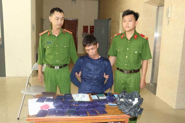 Người đàn ông thủ súng đạn tại nơi tàng trữ gần 7.000 viên hồng phiến ảnh 2