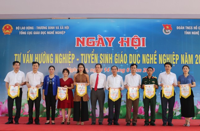 Sôi động ngày hội Tư vấn Hướng nghiệp – Tuyển sinh Giáo dục nghề nghiệp ảnh 1