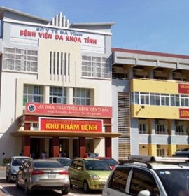 Bố bệnh nhi khai đánh bác sĩ vì nghi khám bệnh thờ ơ ảnh 1