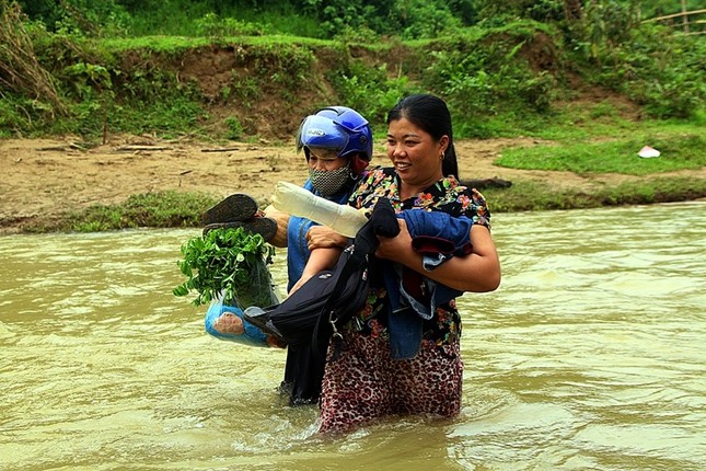 Hàng chục học sinh lội suối mặc 'lệnh cấm' để tới trường ảnh 3