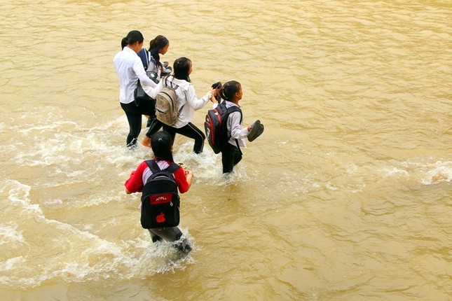 Hàng chục học sinh lội suối mặc 'lệnh cấm' để tới trường ảnh 1