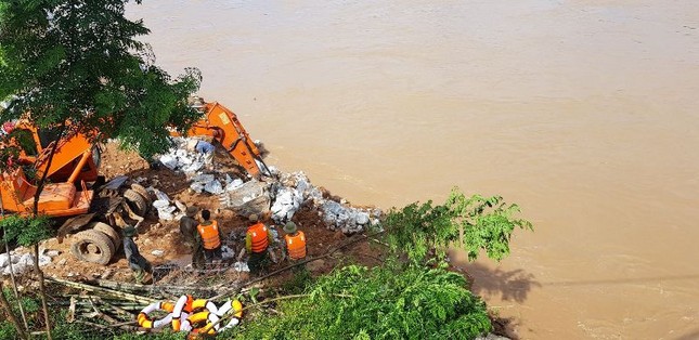 Thủy điện xả lũ, một mố cầu Chôm Lôm bị cuốn trôi ảnh 2