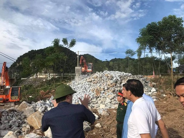 Bí thư tỉnh ủy Nghệ An kiểm tra hiện trường mố cầu Chôm Lôm bị đứt gãy ảnh 1