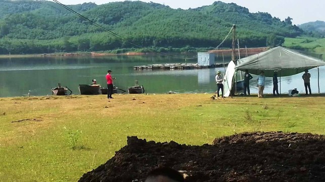 Người dân hoảng hồn phát hiện thi thể đàn ông bên bờ hồ ảnh 1