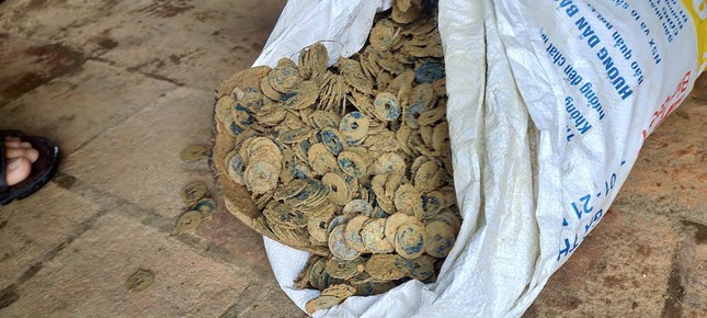 Đào móng nhà, nông dân phát hiện 3 hũ sứ đựng hơn 100kg tiền cổ ảnh 1