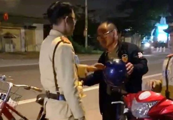 Người đàn ông Trung Quốc bị phạt 500.000 đồng do say xỉn vẫn đi xe đạp ảnh 1