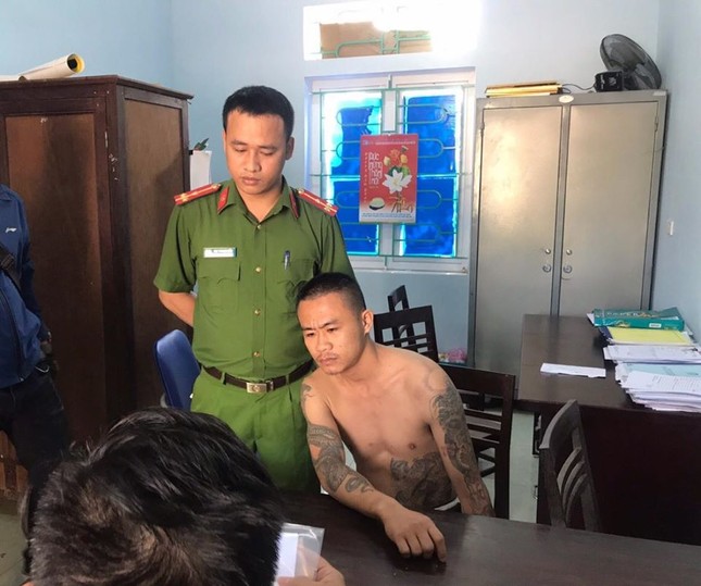 Bé trai 6 tuổi bị đối tượng nghi ngáo đá đánh nhập viện ảnh 1