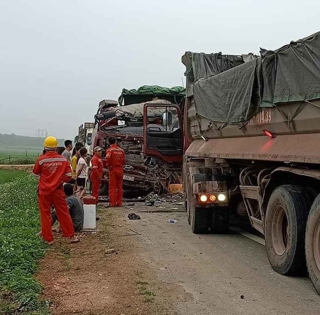 Nghệ An: Xe tải đấu đầu, 2 người tử vong ảnh 2