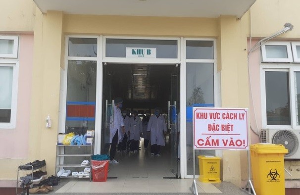 Công an áp tải 3 cô gái trở về từ Đà Nẵng đi cách ly theo quy định ảnh 1