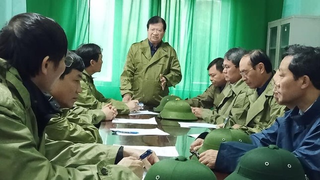 Phó Thủ tướng Trịnh Đình Dũng kiểm tra công tác ứng phó mưa lũ tại Hà Tĩnh ảnh 1