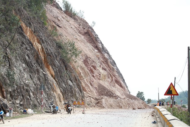 Nổ mìn phá đá thông tuyến trên quốc lộ 46 ảnh 4