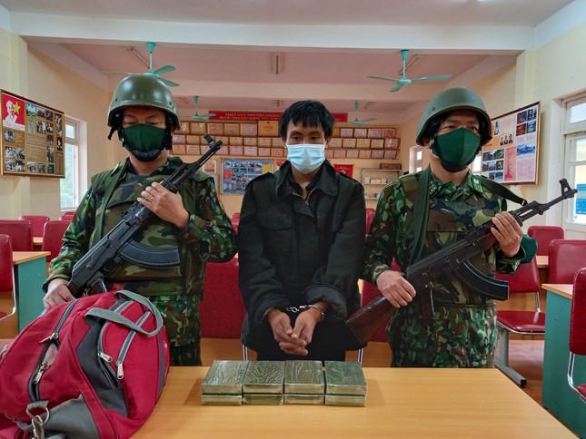 Quật ngã đối tượng vận chuyển 8 bánh heroin qua biên giới lúc rạng sáng ảnh 1