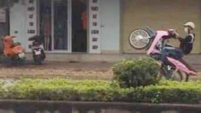 2 thiếu niên khoe 'chiến tích' bốc đầu, lạng lách giữa phố lên mạng xã hội ảnh 1