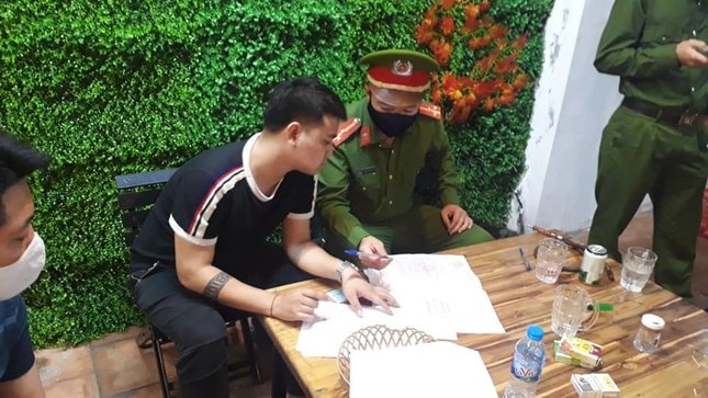Mở bán bất chấp lệnh cấm, một quán nhậu ở Nghệ An bị phạt 7,5 triệu đồng ảnh 1