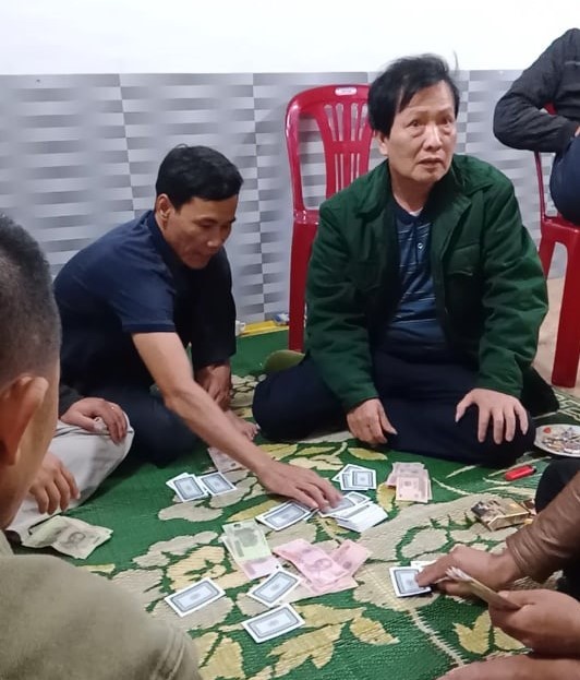Đình chỉ công tác chủ tịch xã đánh bạc trong mùa dịch COVID-19 ảnh 1